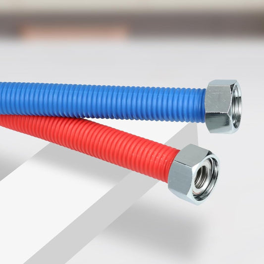Kit de conexión flexible extensible FM 1/2" 25–50 cm en acero inoxidable con cubierta PVC rojo-azul.