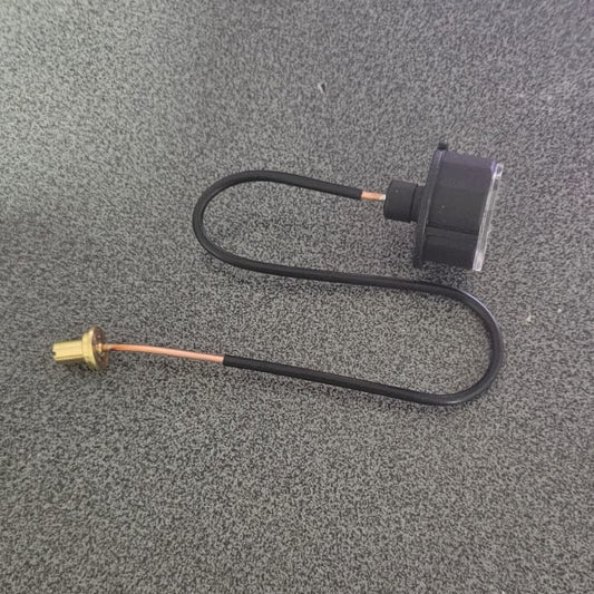 Detalle conexión roscada trasera del manómetro Aqua Navien 1.0